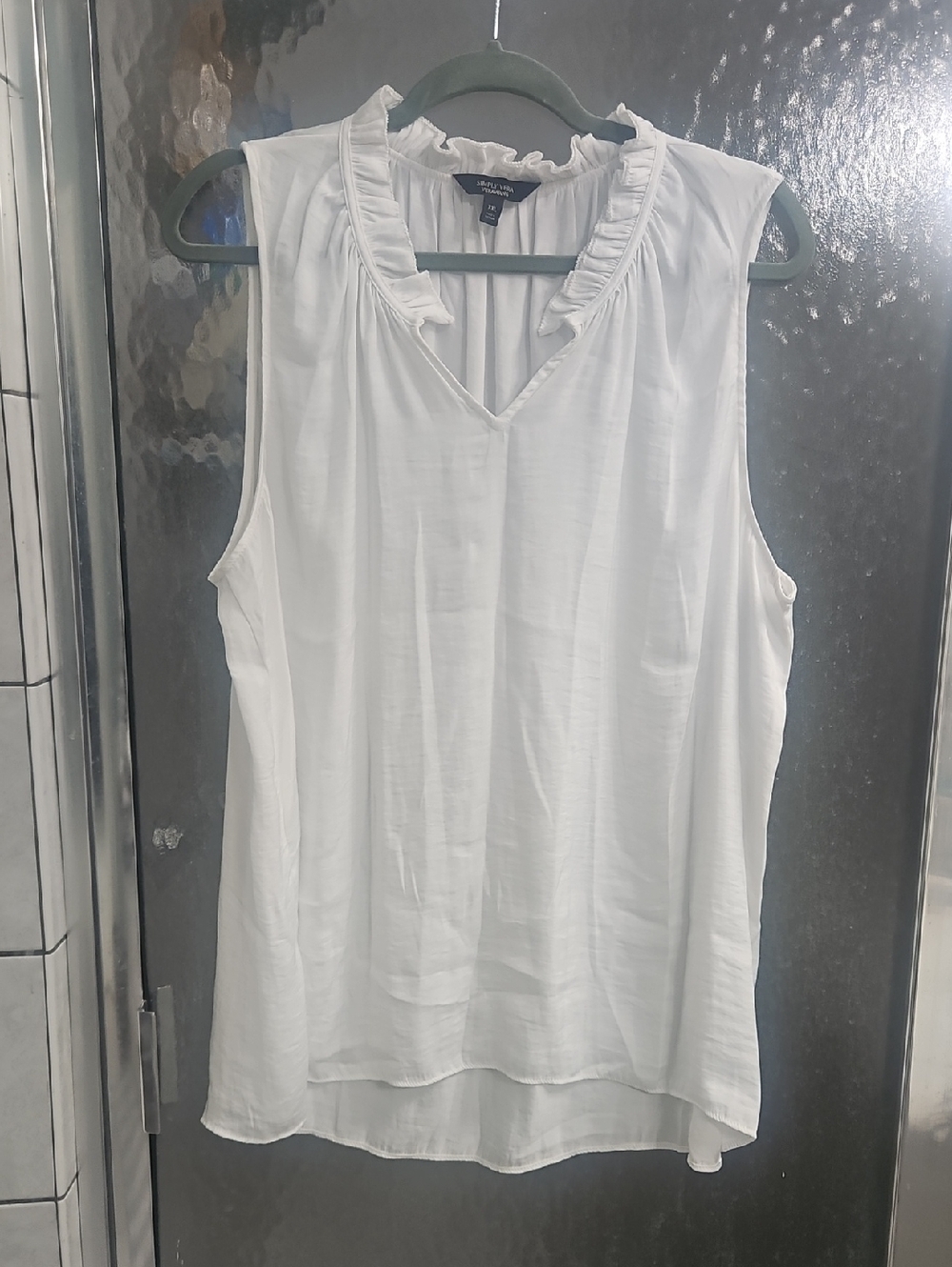 Simply Vera Vera Wang White Ruffle V-Neck Sleeveless Camisole